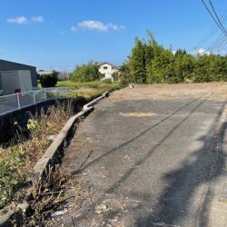 西側に水路あり。外観