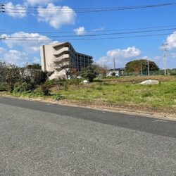 〈広々とした土地・角地で敷地に入りやすい〉吉富町別府売地