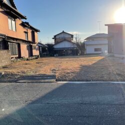 〈前面道路は広々していて、大型の車をお持ちの方でも安心。約85坪〉角木新町売地