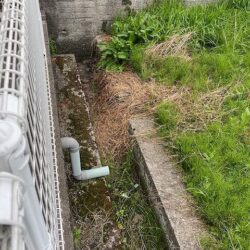 敷地南側に水路あり。