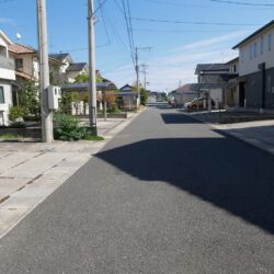 前面道路は広々していて、ガレージ等に入れやす。